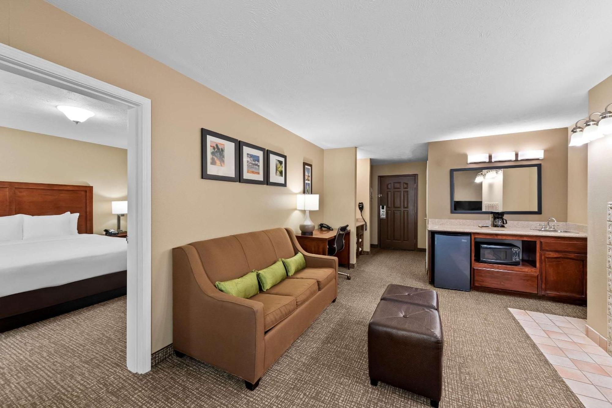 Mainstay I-8 Hotel 3*