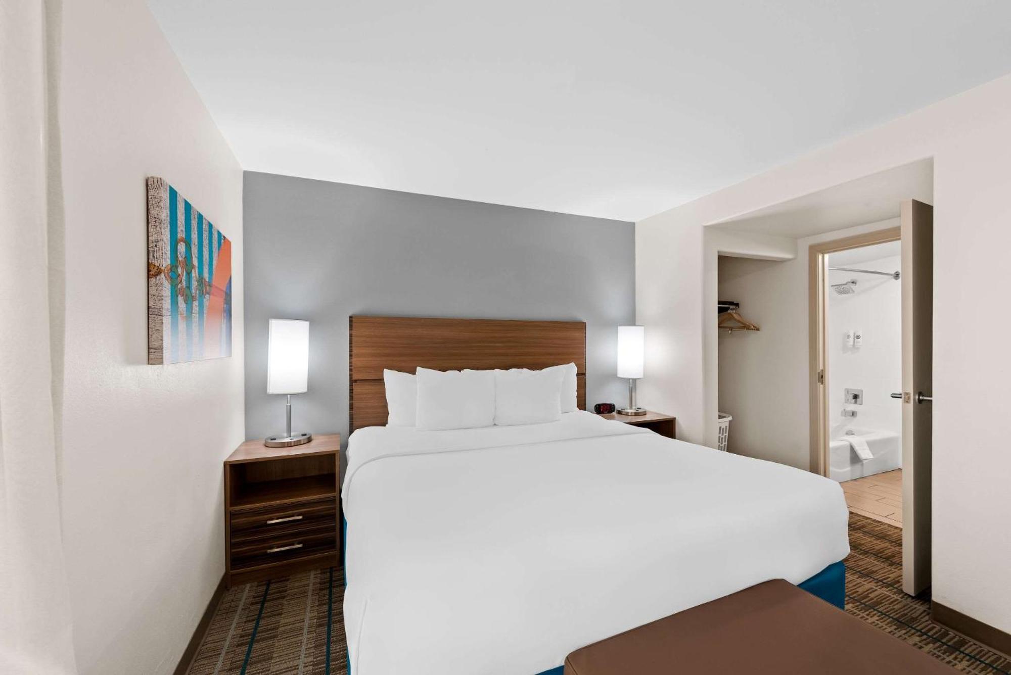 Mainstay I-8 Hotel 3*